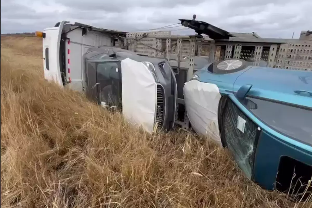 В Акмолинской области перевернулся автовоз с китайскими машинами