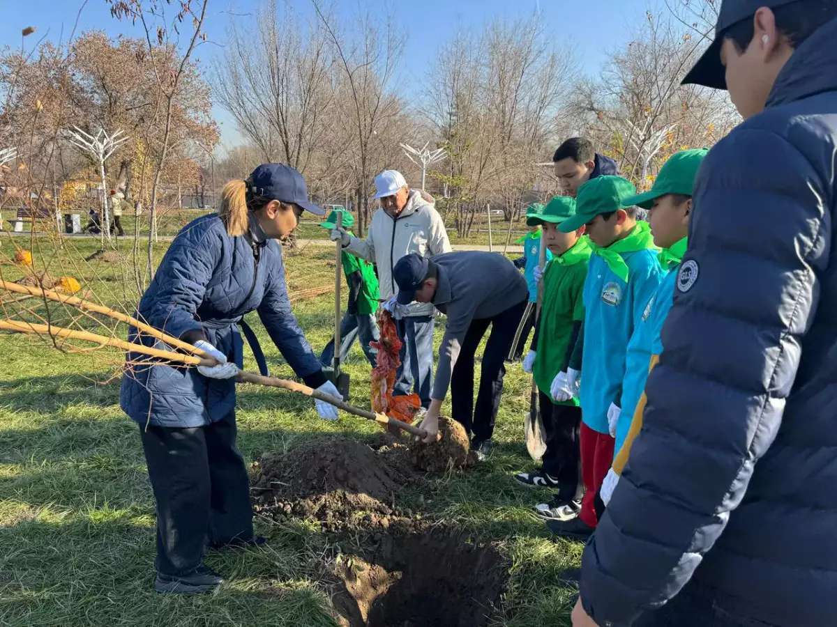 В Наурызбайском районе Алматы продолжается массовая посадка деревьев