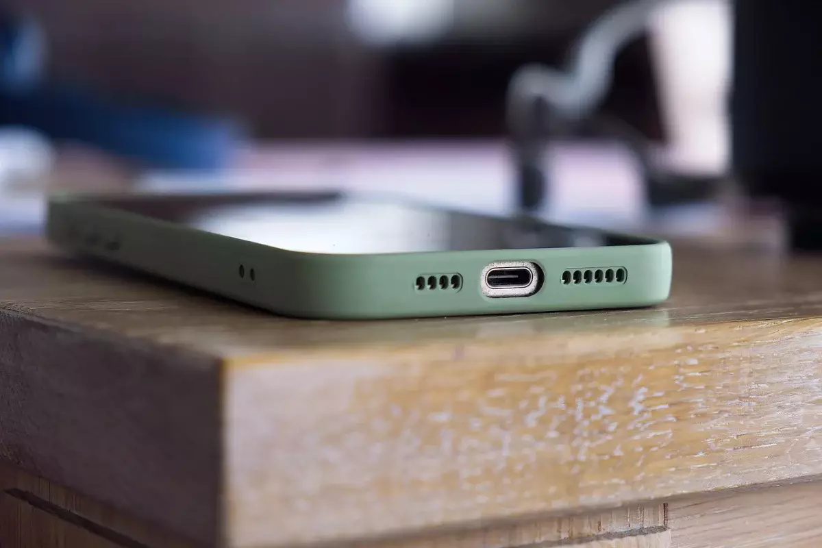 Мошенники пишут казахстанцам от имени директоров школ и заведующих детсадов