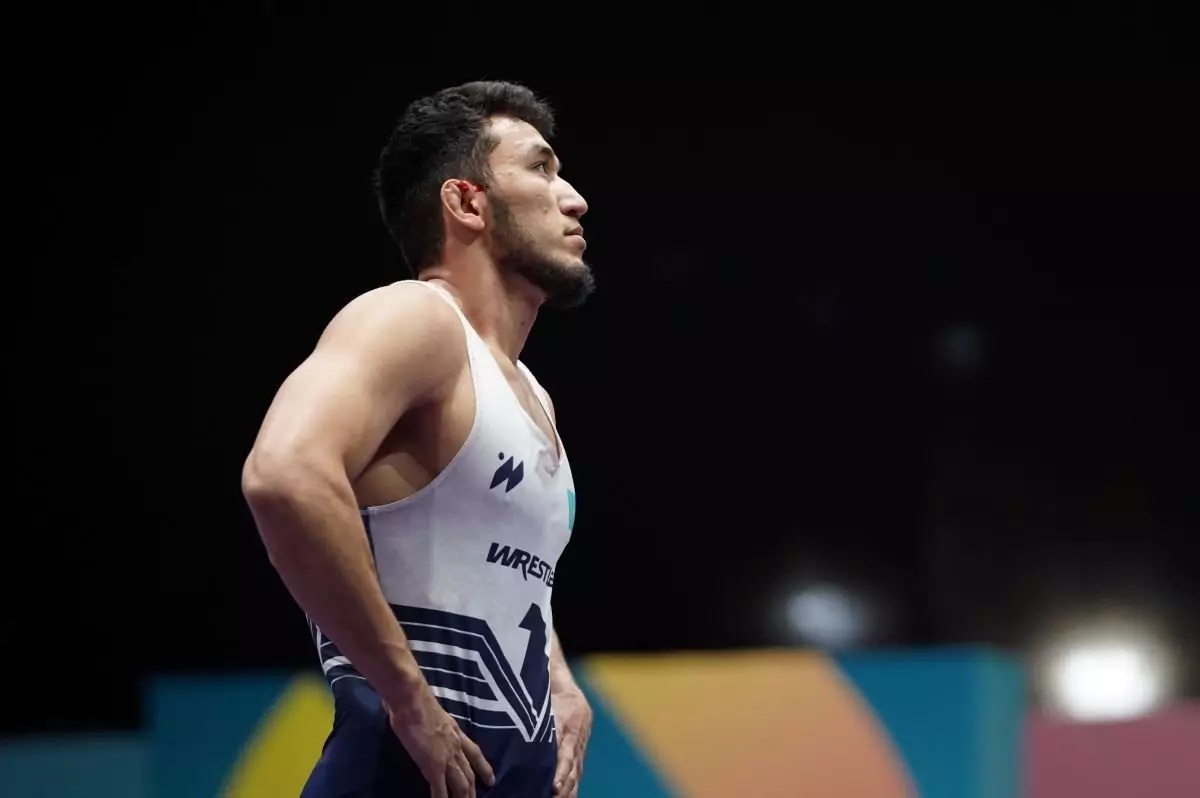 Лучший борец Казахстана триумфально разгромил Олимпийского чемпиона