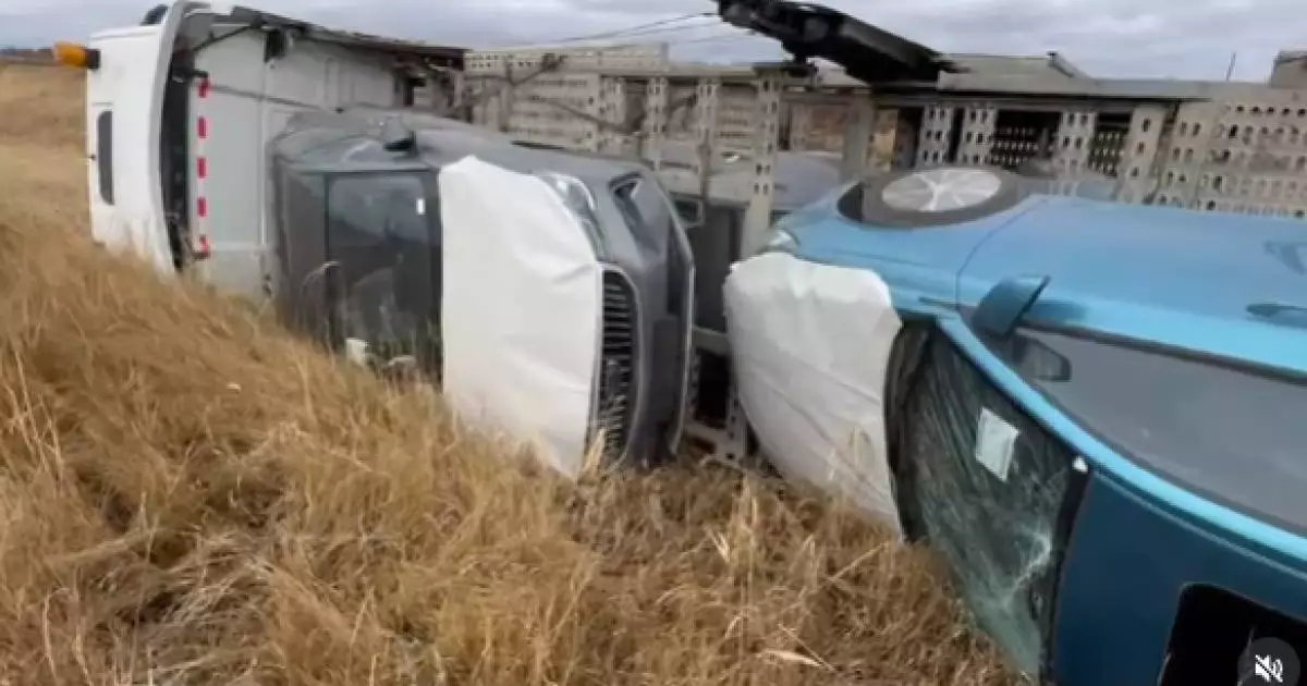  Ақмола облысында жаңа автокөліктер тиелген жүк көлігі аударылып кетті (ВИДЕО) 