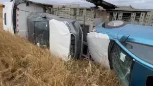 Ақмола облысында жаңа көліктер тиелген жүк көлігі жол жиегіне аударылып кеткен 