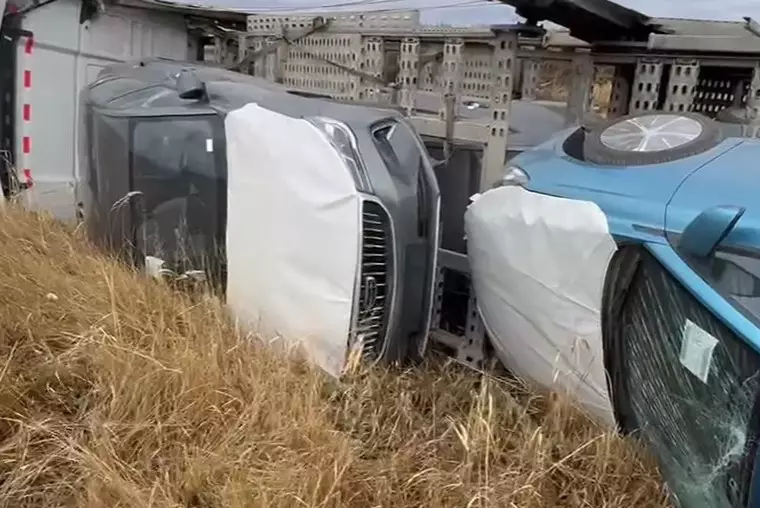 Автовоз с новыми авто опрокинулся в кювет в Акмолинской области