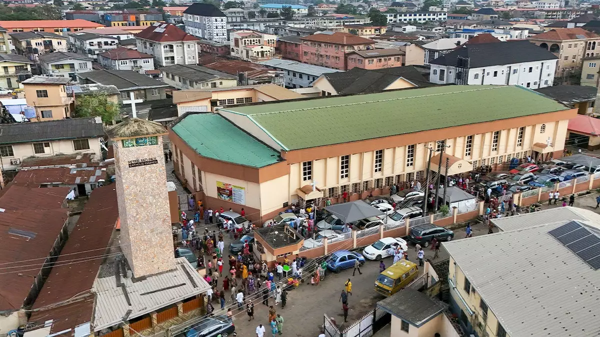 В Нигерии вооруженные боевики похитили 52 учащихся католической школы.