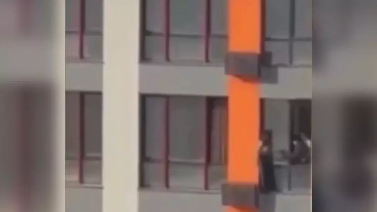 Жизнь стала не мила: в Шымкенте девушка пыталась выпрыгнуть из окна многоэтажки