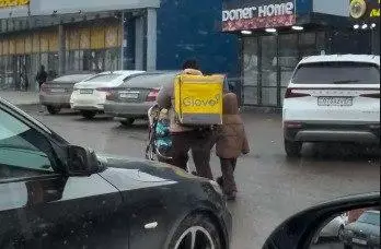 Блогер екі баламен зат тасып жүрген әйелге көмектесті