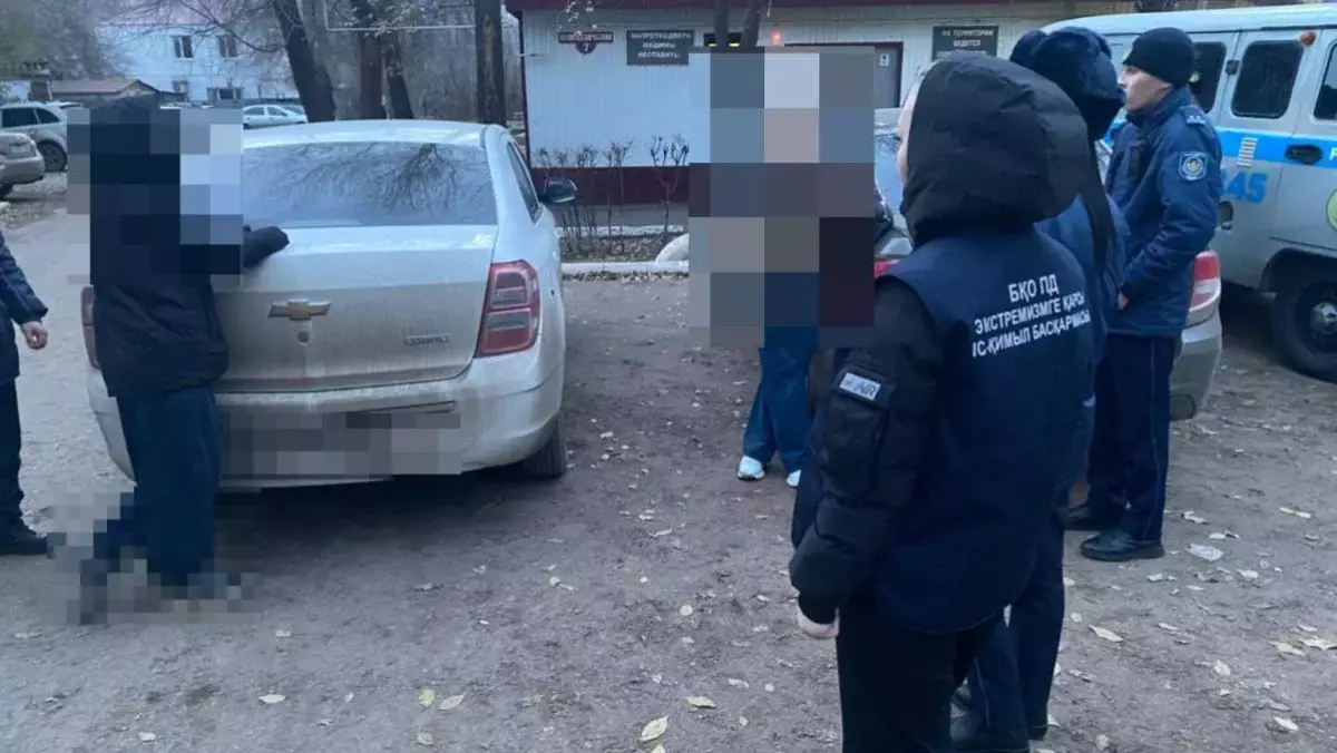 Оралда есірткі саудасымен айналысты деген күдікпен екі қыз ұсталды