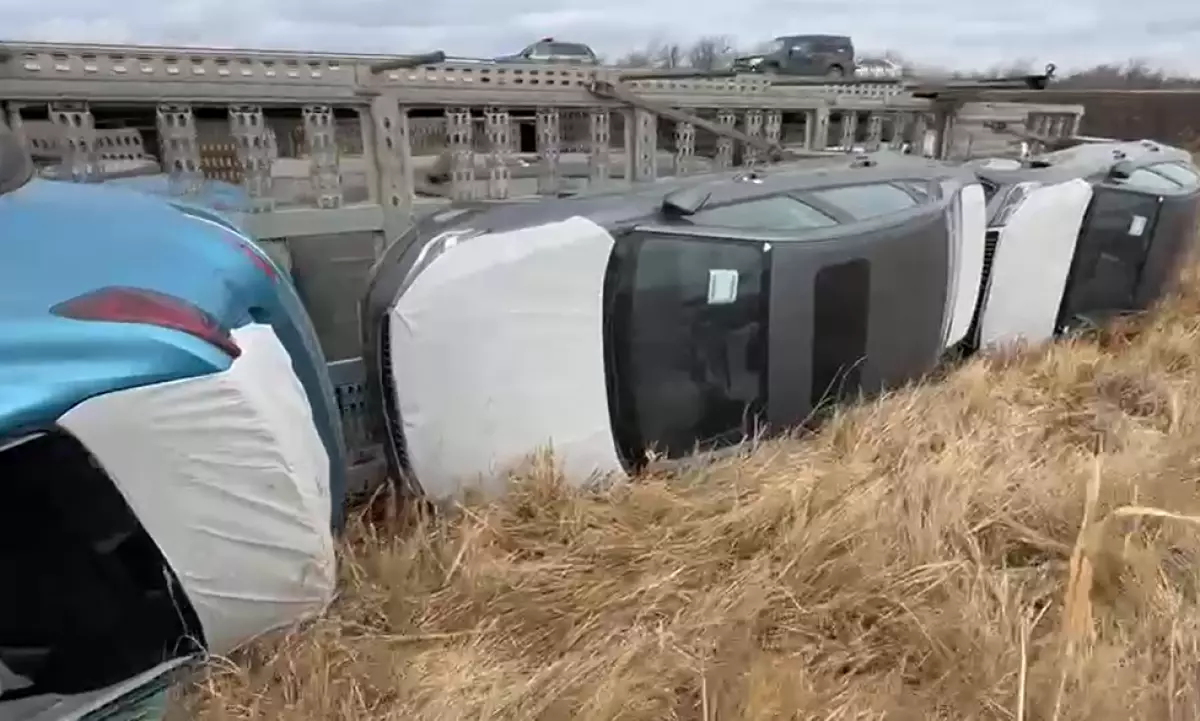 Фура с новыми китайскими авто съехала в кювет в Акмолинской области