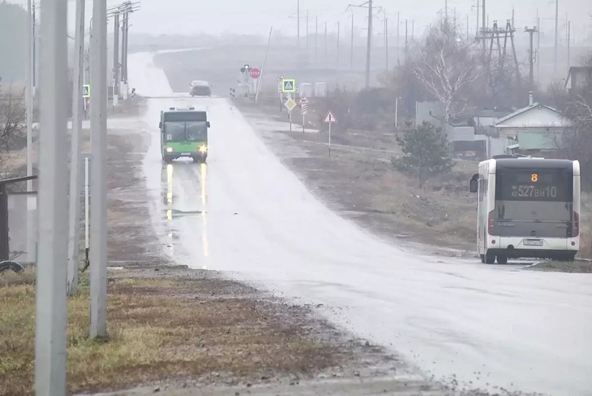 Дети вынуждены идти по трассе: в Костанае дачники просят вернуть остановку