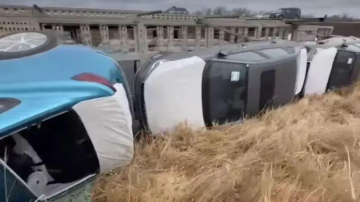 Фура с "китайцами" перевернулась на трассе в Казахстане (видео) - новости на Lada.kz 21.11.2025