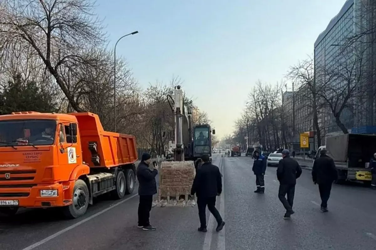 После аварии на теплотрассе на сутки перекрыли центр Шымкента