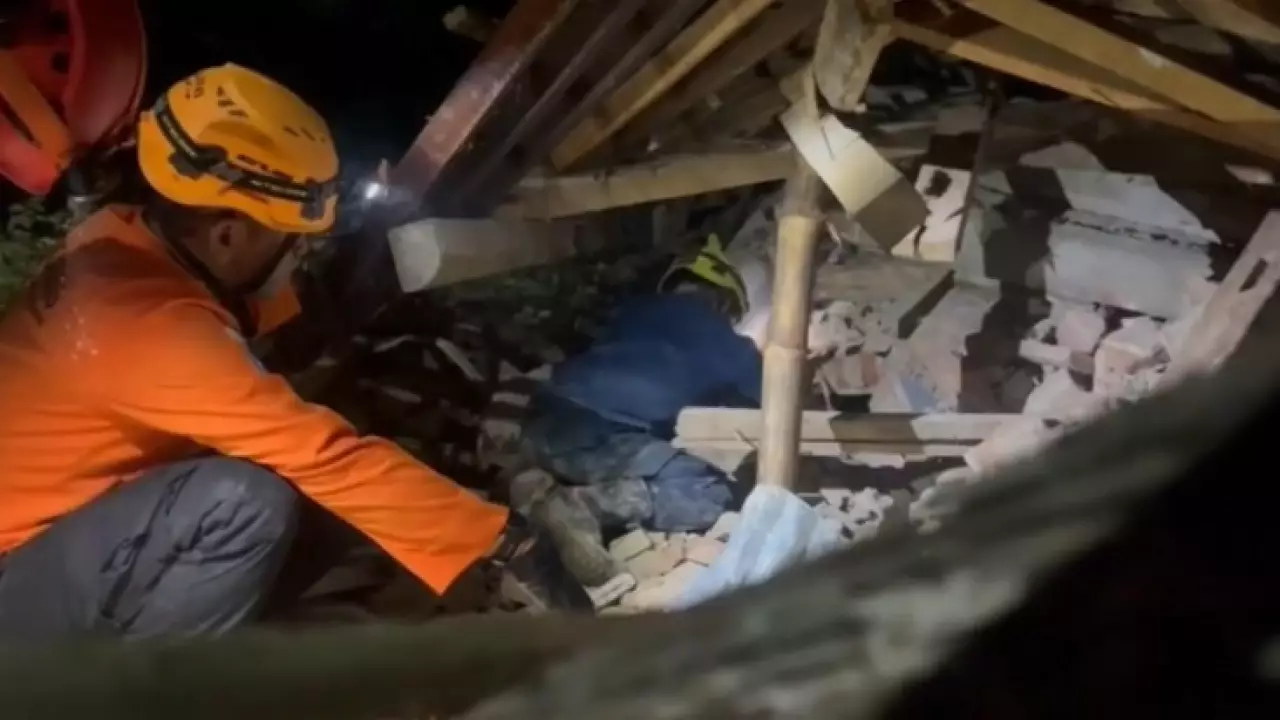 Из-за оползней в Индонезии погибли 30 человек