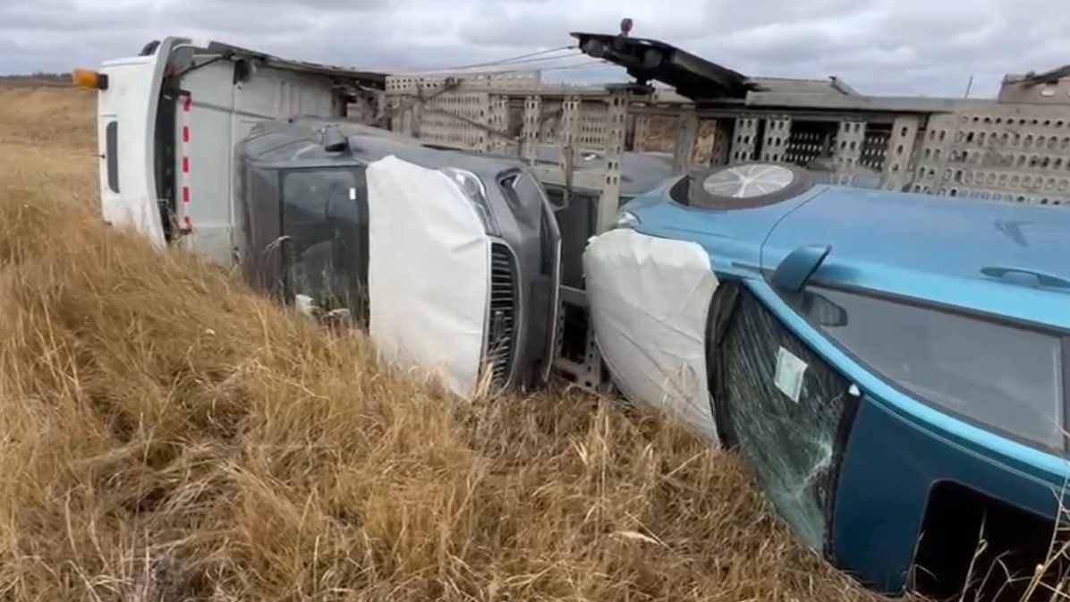 Ақтөбе облысында жаңа көліктер тиелген жүк көлігі аударылып қалды