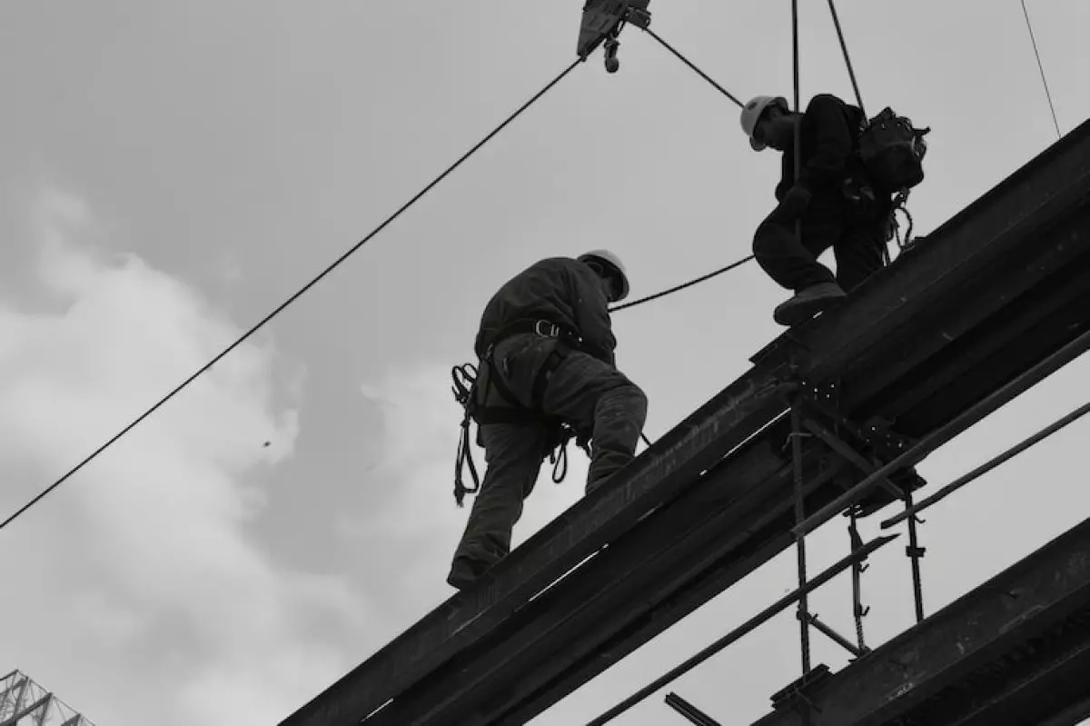 Астанада құрылыс алаңында үш жұмысшы биіктіктен құлап кетті