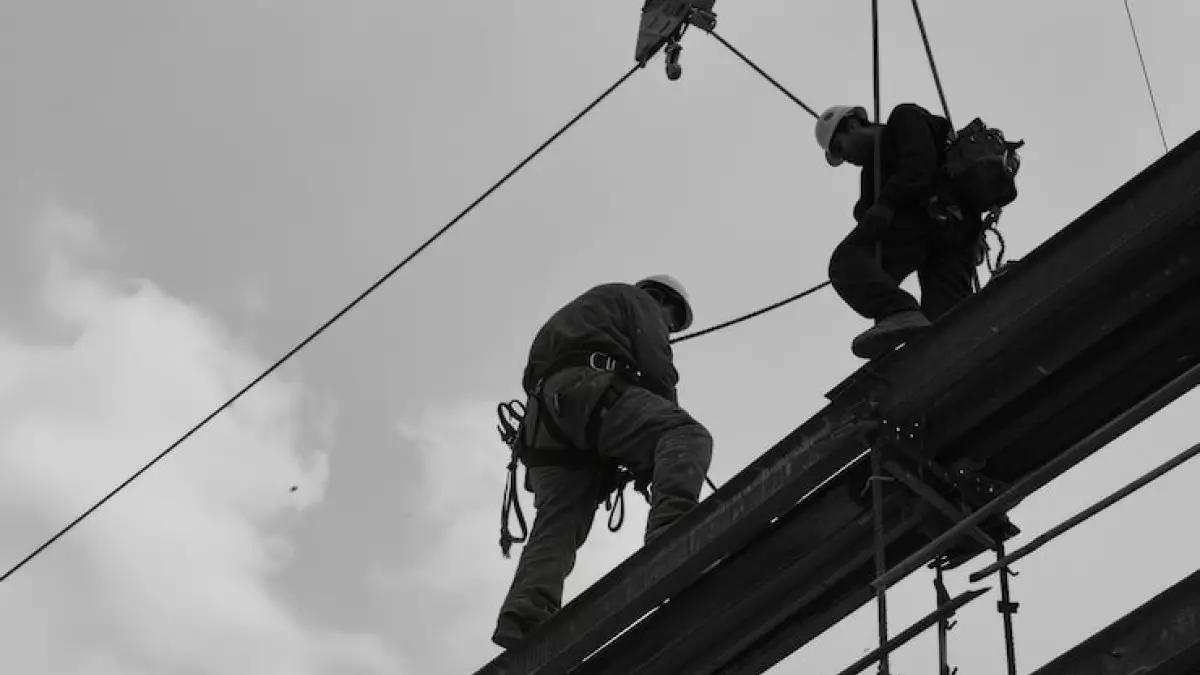 Астанада құрылыс алаңында аспалы құрылғы үзіліп, үш жұмысшы биіктіктен құлады