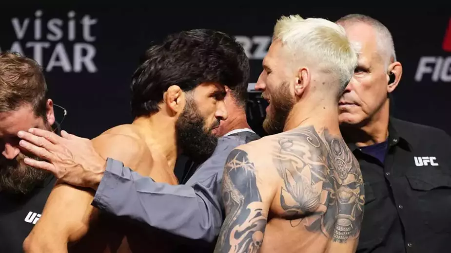 Арман Царукян устроил потасовку перед боем с Дэном Хукером