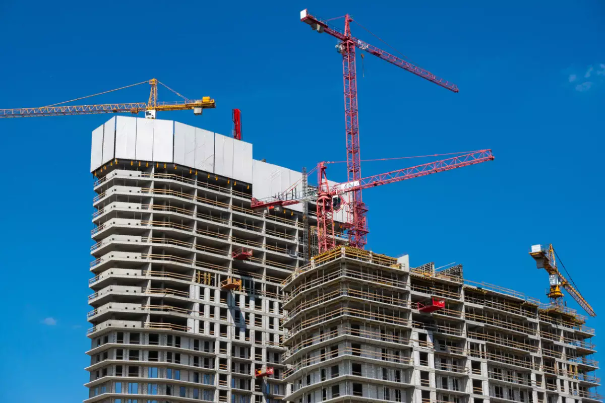 Трое рабочих упали с высоты пятого этажа в Астане