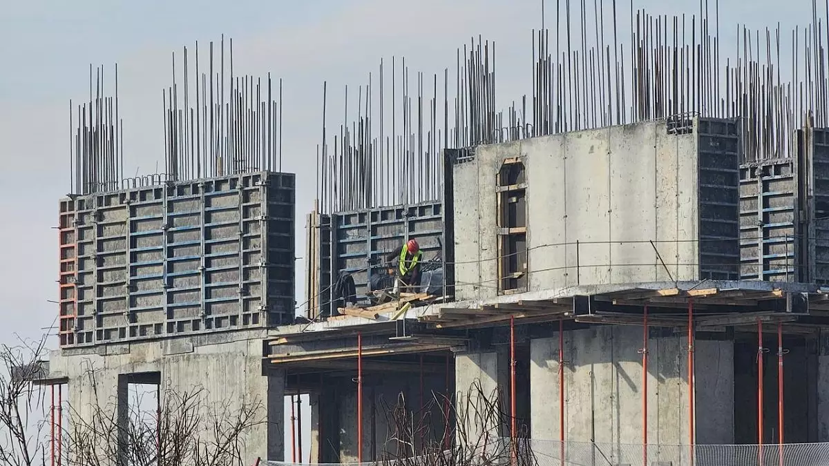 Трое строителей сорвались с высоты на стройке в Астане