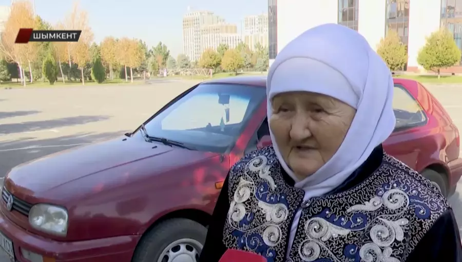 Шымкентте 80 жастағы әже көлік тізгіндеп жүр