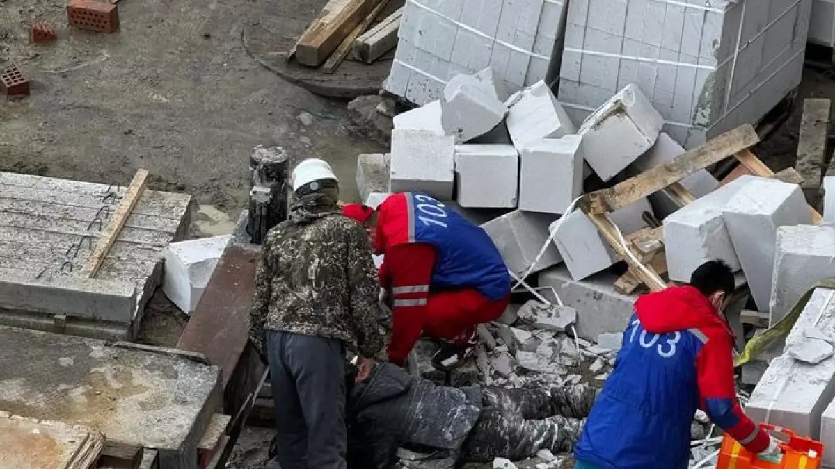Шұғыл! Астанада 3 құрылысшы 5-қабаттан құлады, жағдайы ауыр