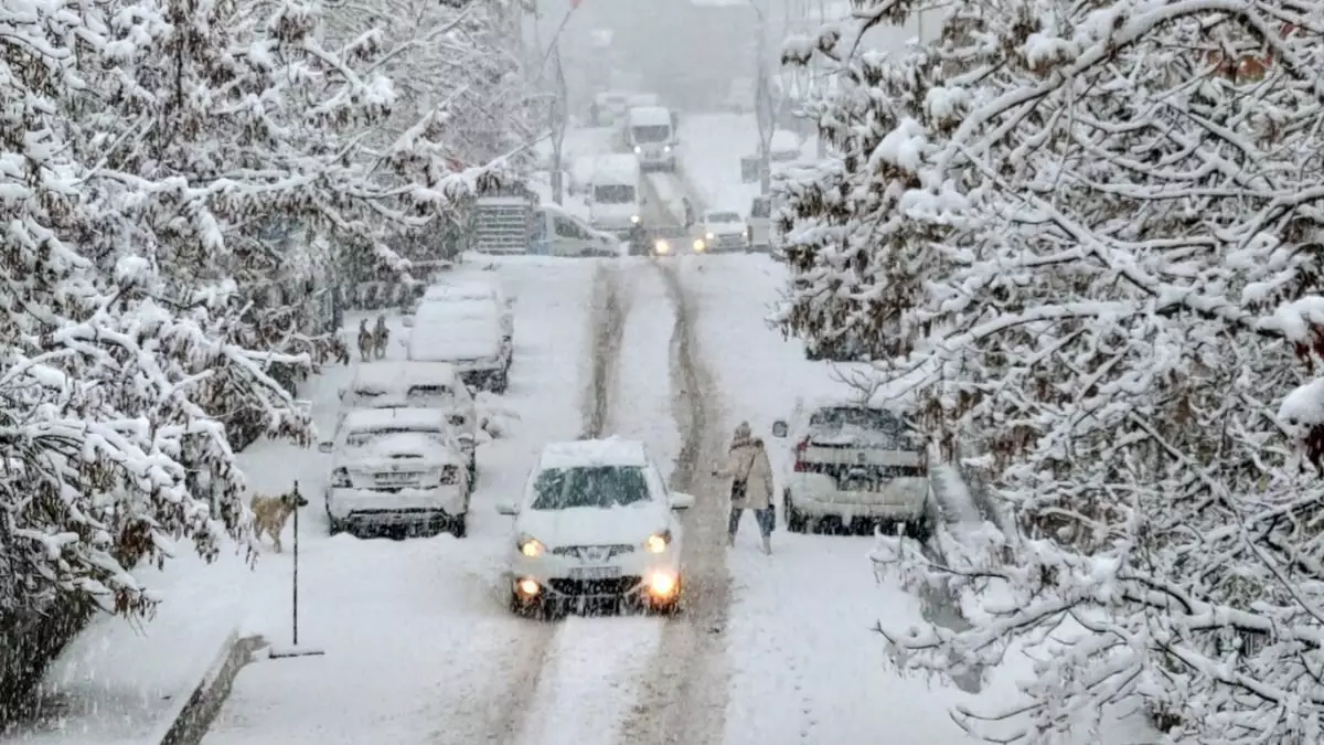 Север занесет снегом, юг накроет туманом: погода в Казахстане 23 ноября