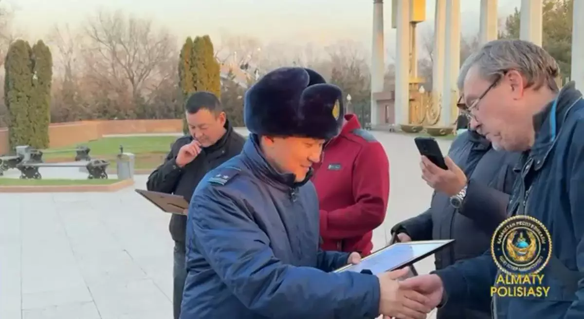 ПДД не нарушил - получил награду: как в Алматы поощрили добросовестных водителей (видео)