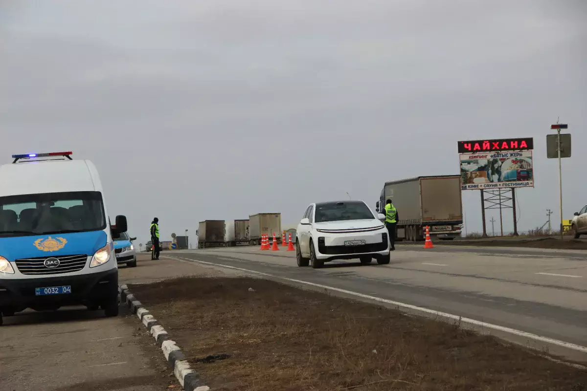 Начальник полиции Актюбинской области вышел на самую оживленную трассу страны (ФОТО, ВИДЕО)