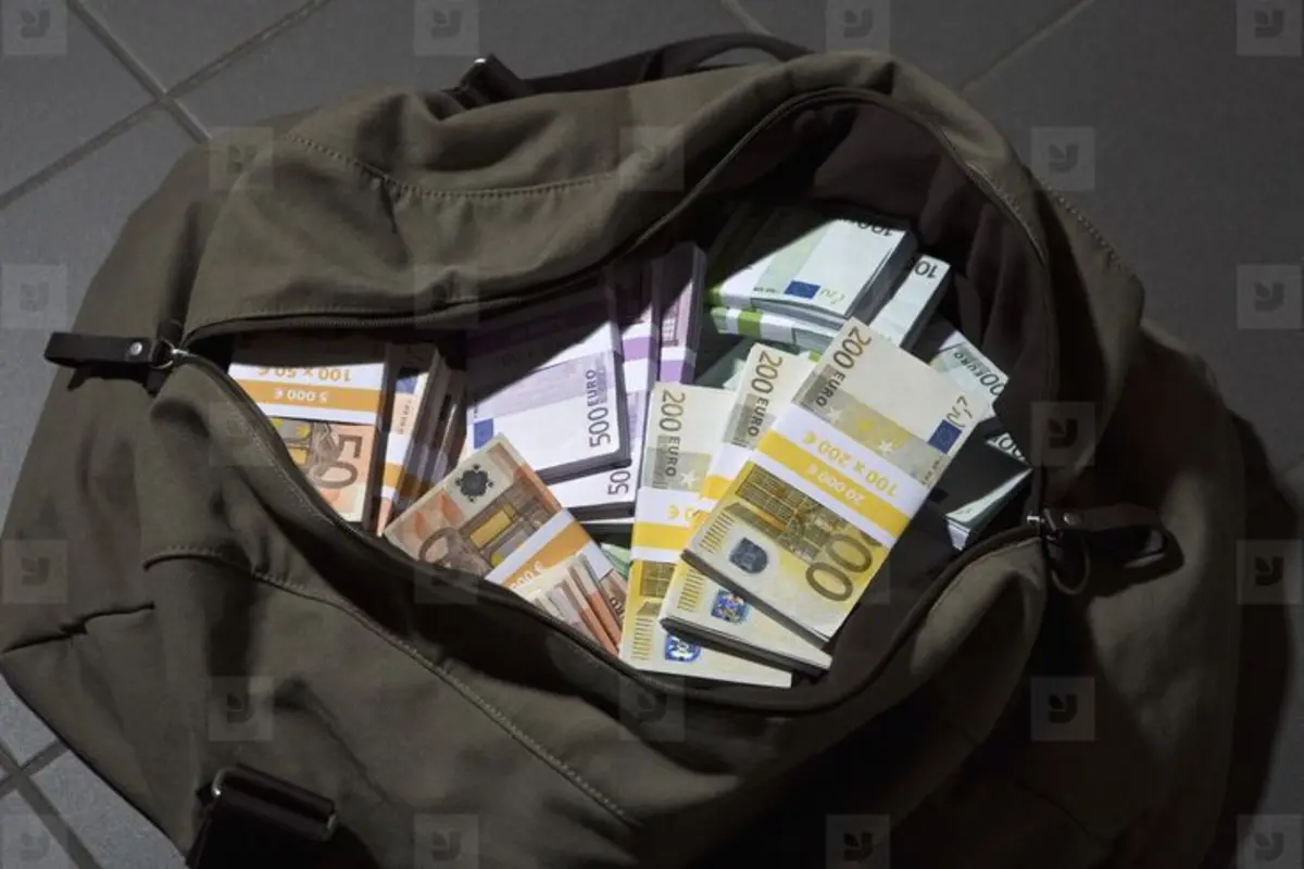 Огромная сумма денег исчезла у пассажира в аэропорту Казахстана - новости на Lada.kz 22.11.2025