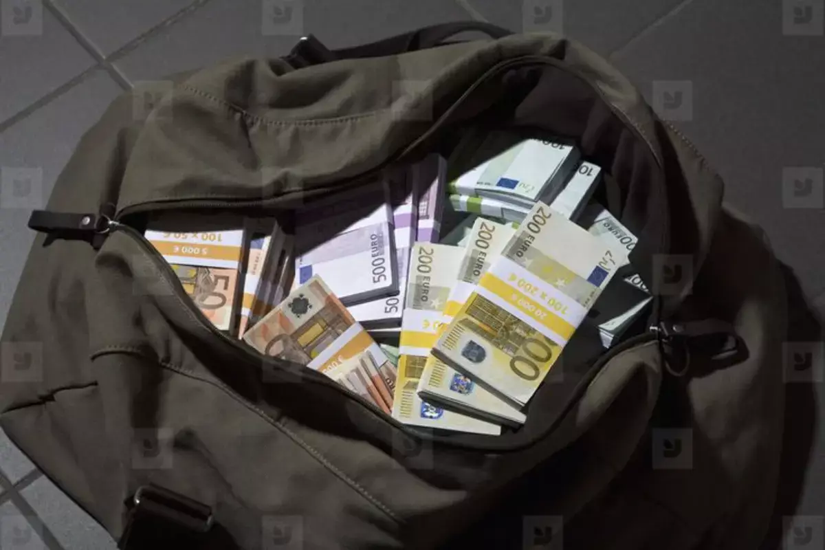 Огромная сумма денег исчезла у пассажира в аэропорту Казахстана - новости на Lada.kz 22.11.2025