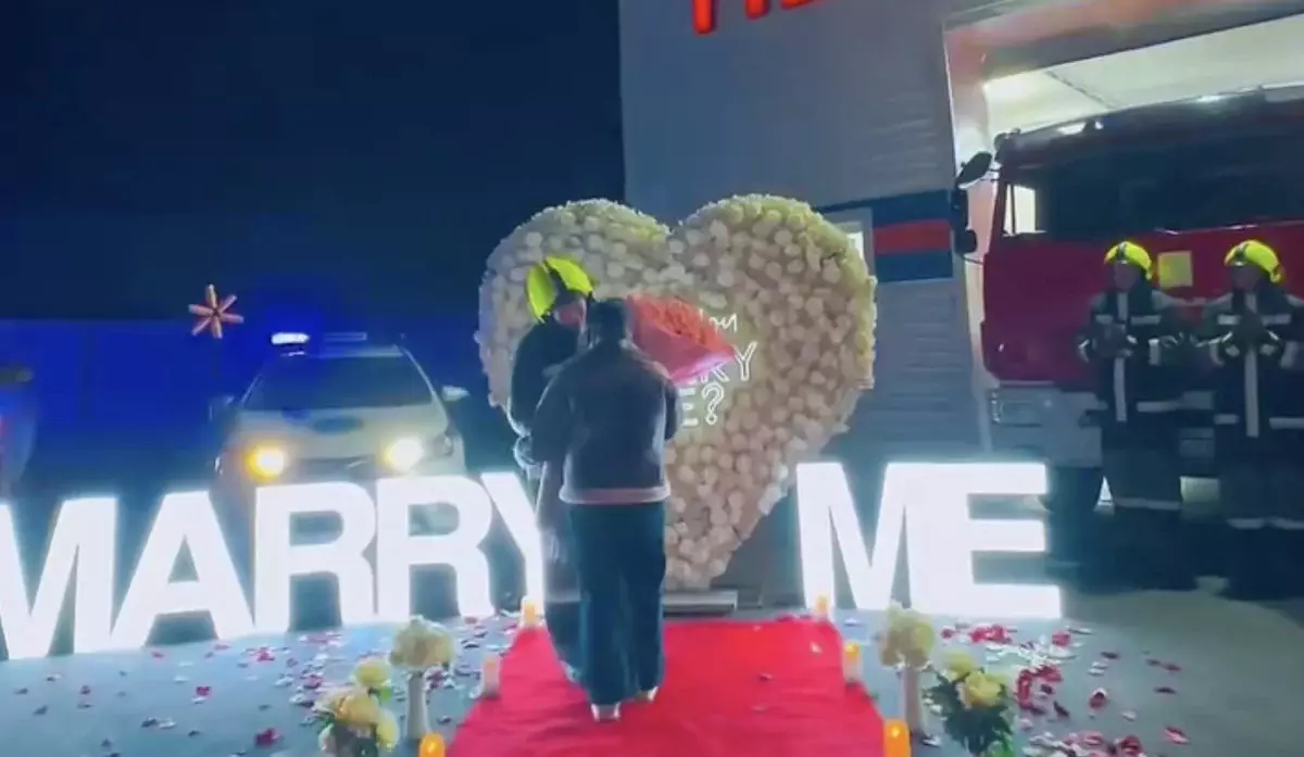 «Marry me?»: Ақмола облысында өрт сөндіруші сүйіктісіне ерекше жағдайда ұсыныс жасады (ВИДЕО)