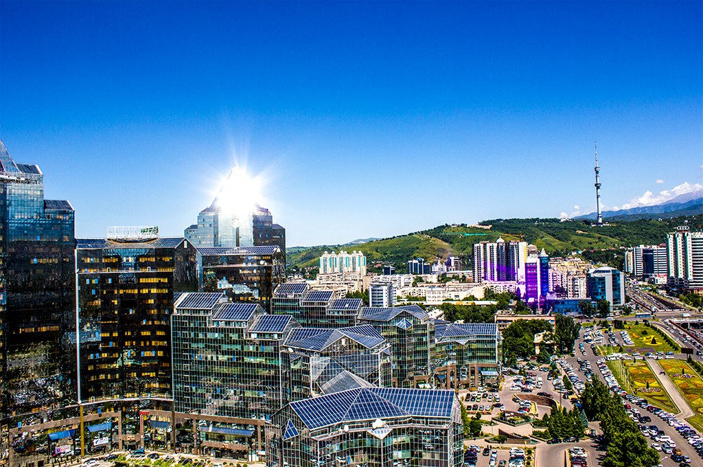 Финальные выступления выходят на сцену, когда разворачивается финал Silk Way Star в Астане.