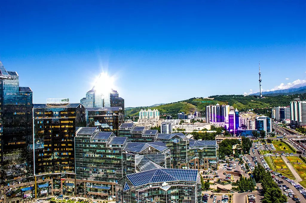 Финальные выступления выходят на сцену, когда разворачивается финал Silk Way Star в Астане.