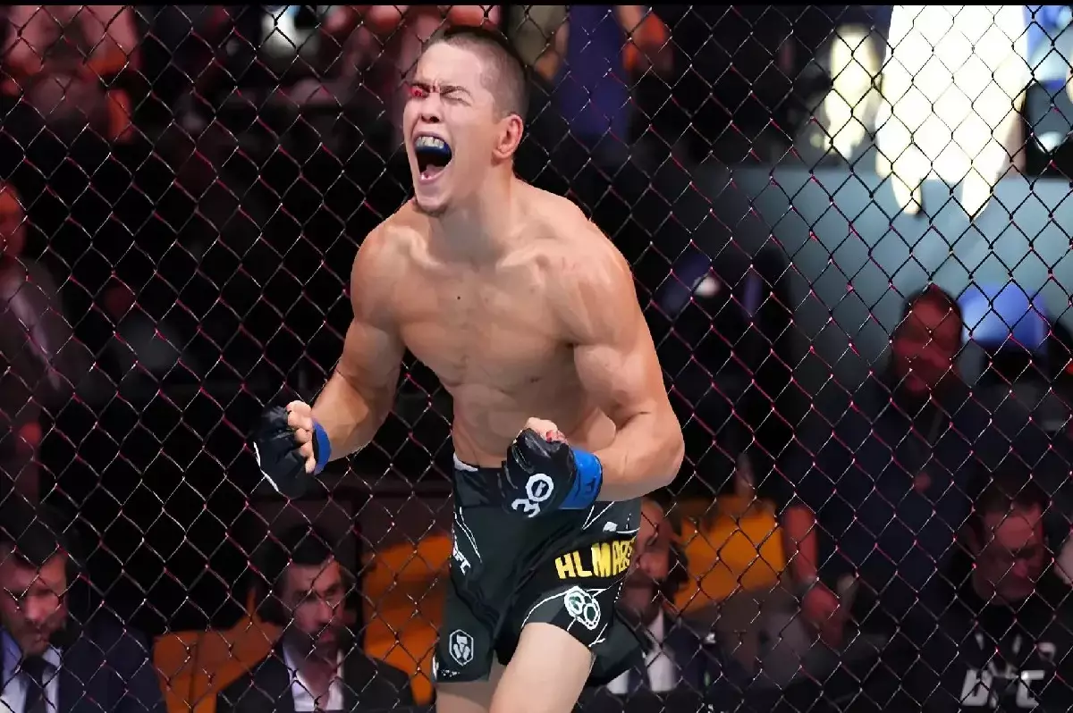 Казахстанец одержал яркую победу на UFC