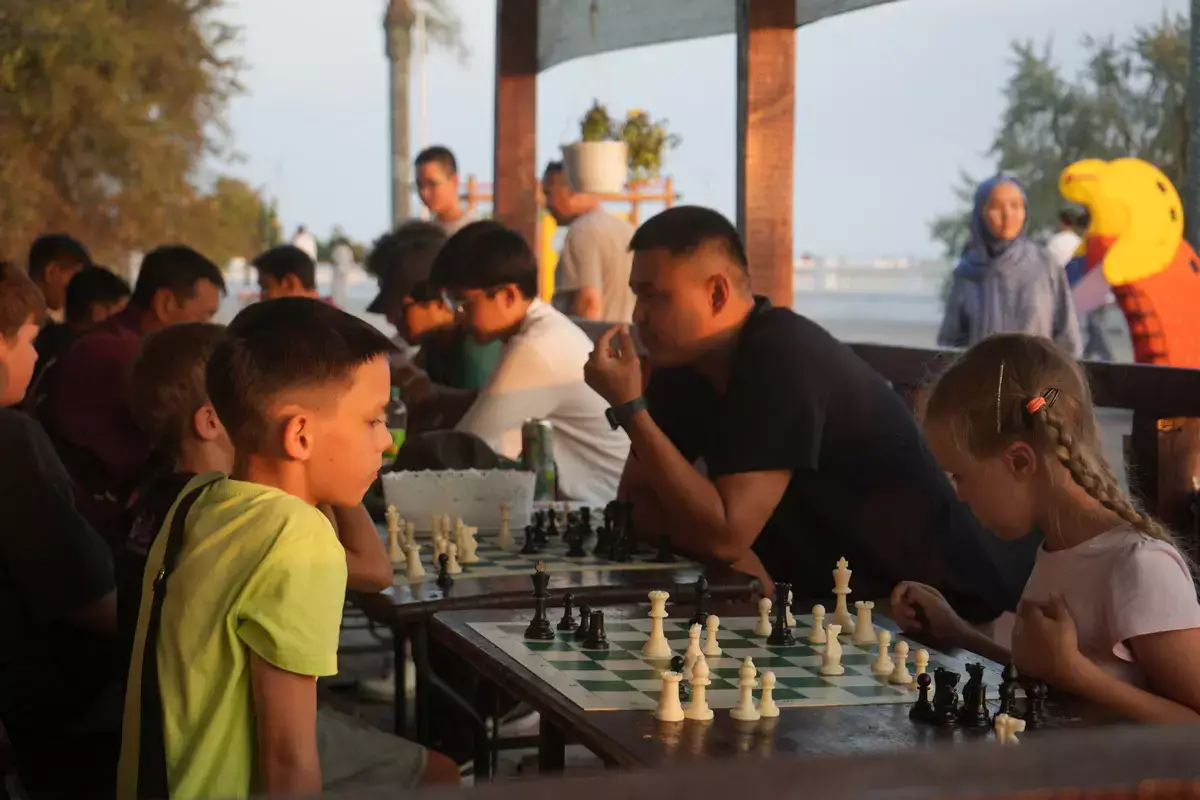 Шахматы на набережной «замерзли»: где детям играть зимой в Актау? - новости на Lada.kz 22.11.2025