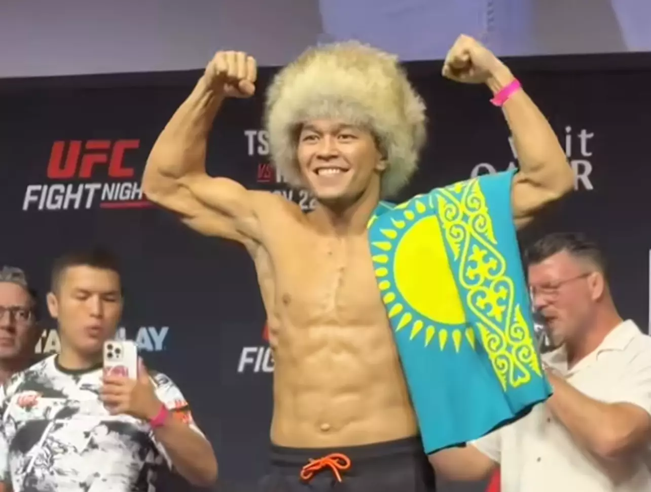 Асу Алмабаев одержал досрочную победу на турнире UFC