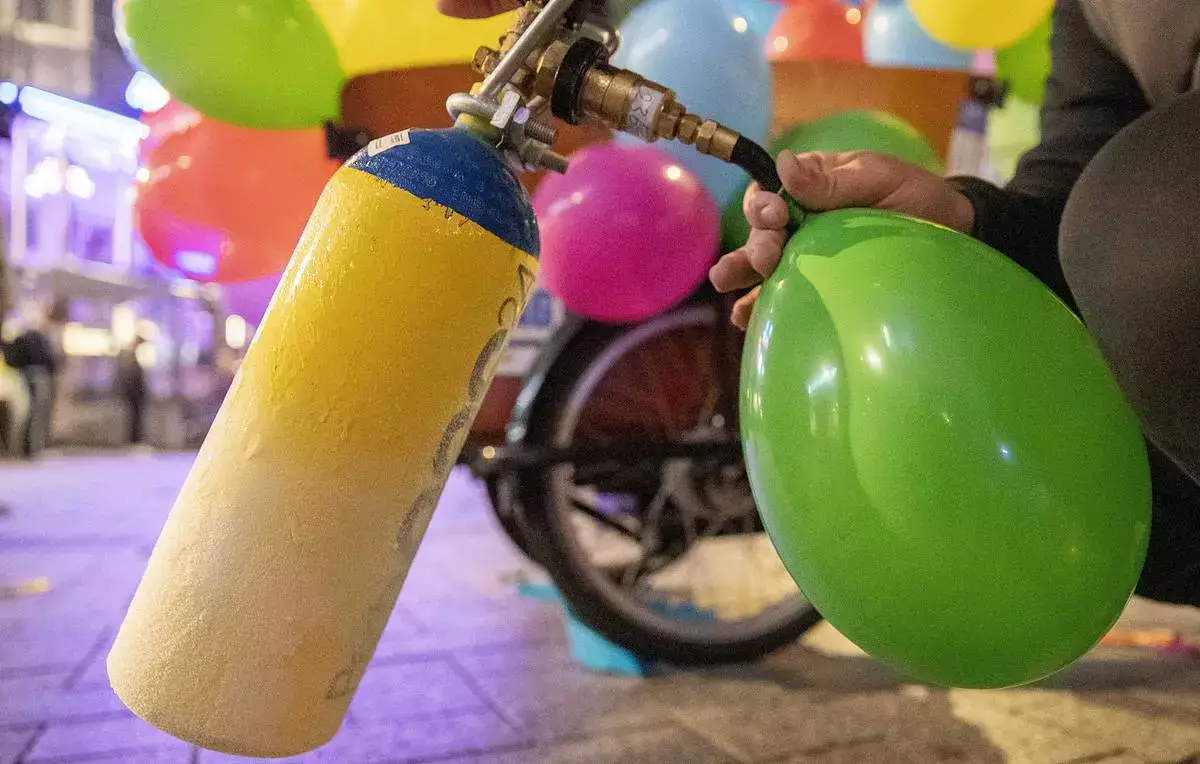 Смех со смертельным исходом: веселящий газ и «карбик» захватывают Казахстан - новости на Lada.kz 22.11.2025