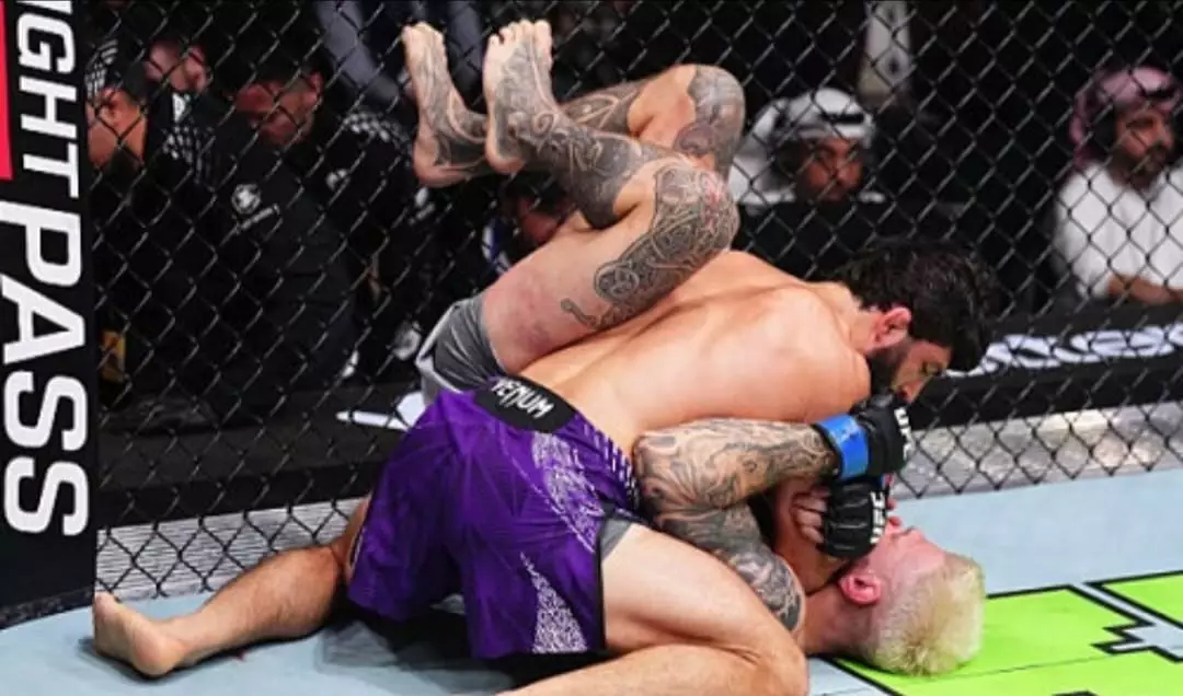 Арман Царукян Дохадағы UFC турнирінде Дэн Хукерді мерзімінен бұрын жеңді