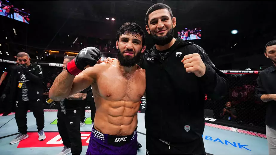 Арман Царукян задушил Хукера во 2-м раунде и вызвал на бой Топурию