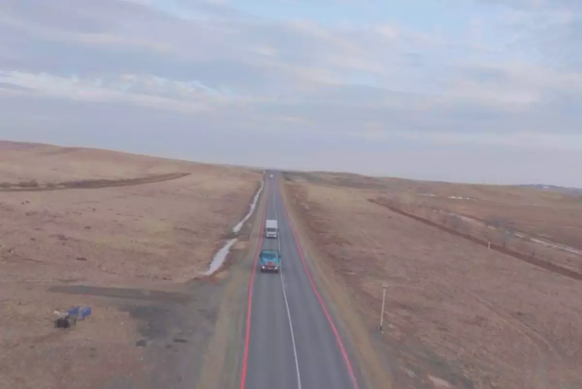 На смертельной трассе в Карагандинской области впервые нанесли сигнальную полосу