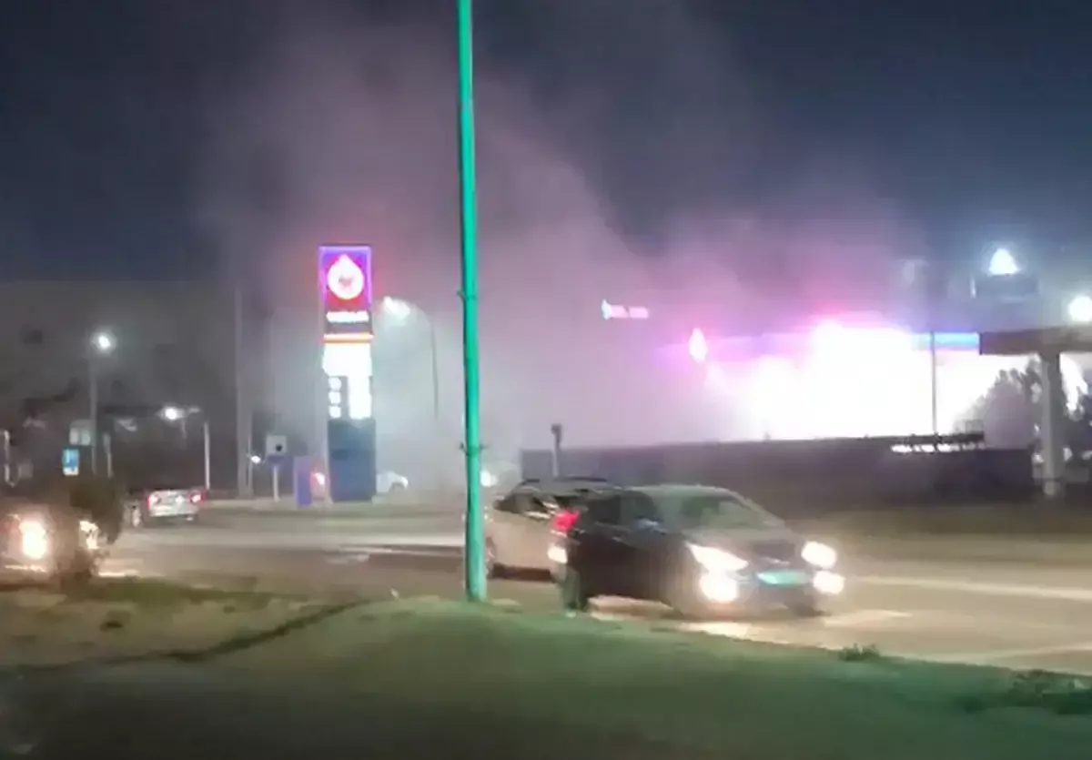 Автомобиль загорелся возле заправки в Актау (ВИДЕО)
