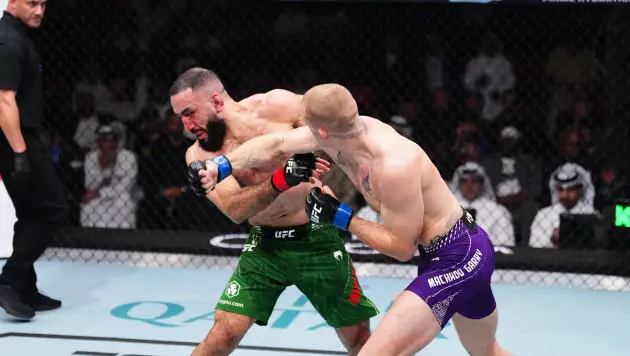 Бывший соперник Рахмонова выиграл соглавный бой в UFC