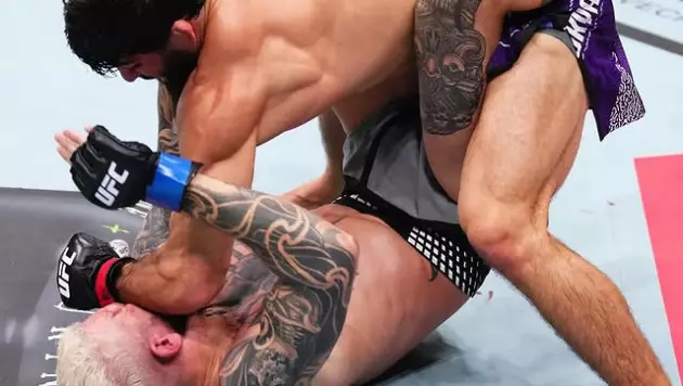 Досрочным финишем обернулся главный бой UFC с участием казахстанцев