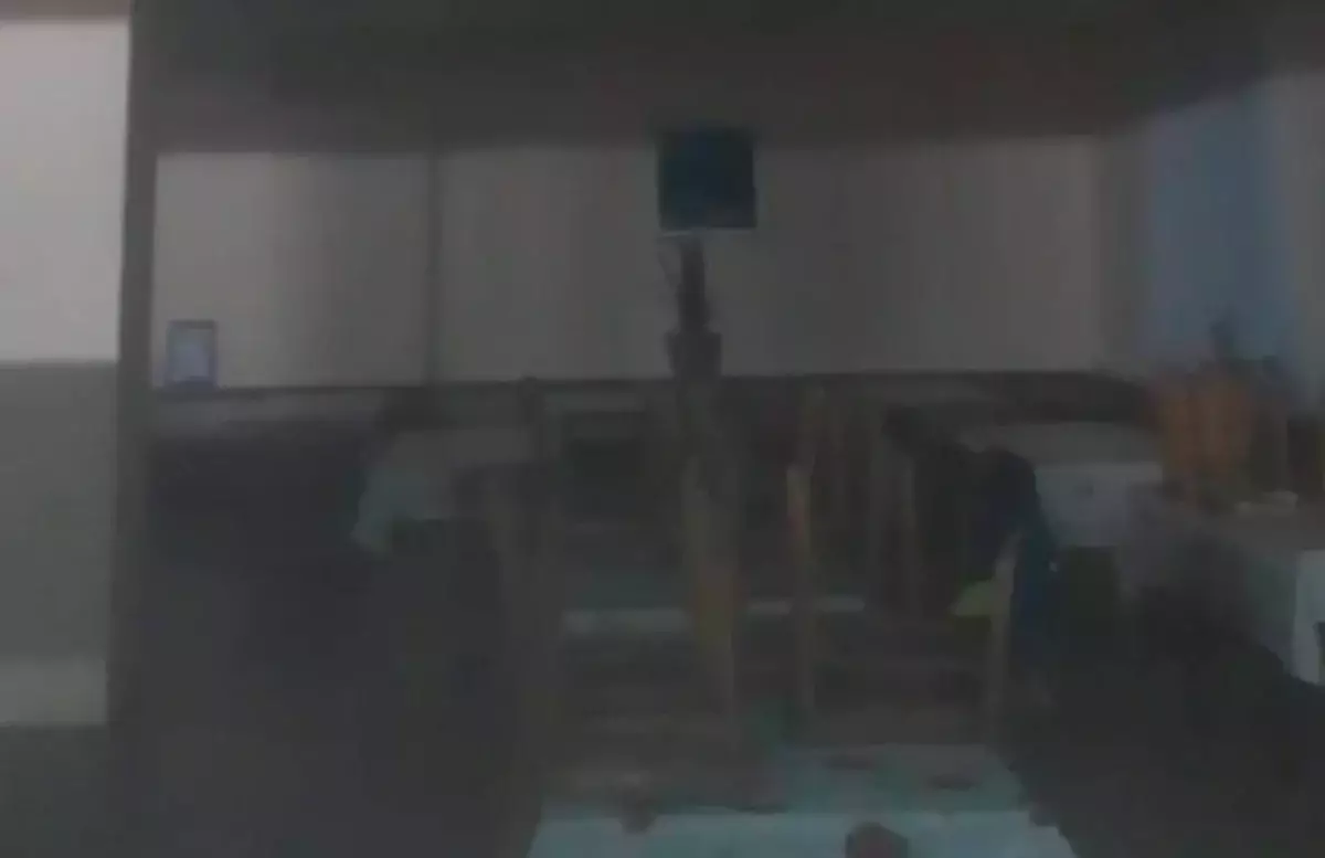 Вода течет с потолка три года: скандал разгорелся в костанайском колледже (ВИДЕО)