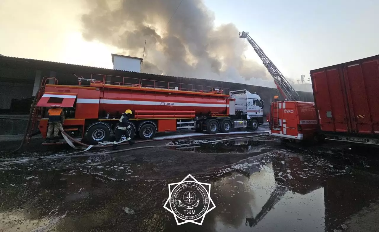 Крупный пожар на складе тушат в Алматы