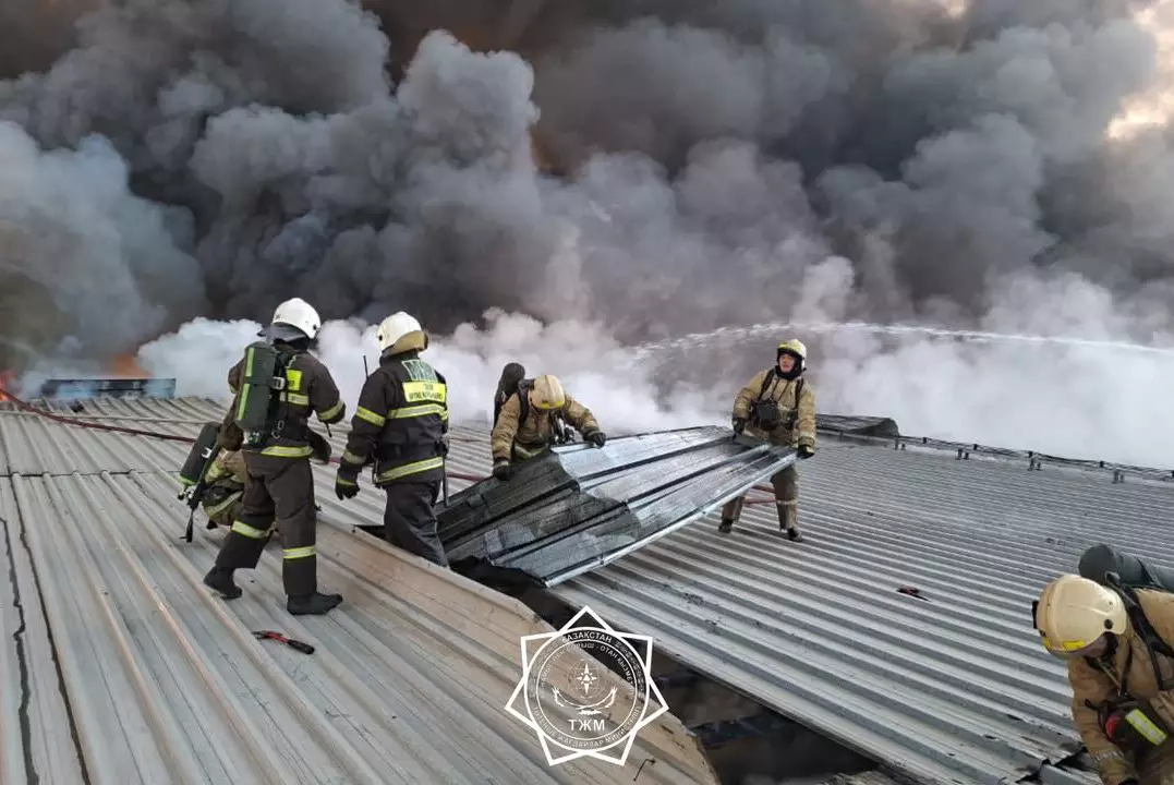 В Алматы тушат крупный пожар в складском помещении по повышенному рангу