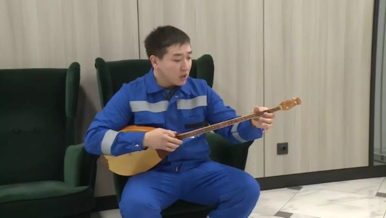 Қарағандылық слесарь әріптестерін әнімен жадыратып жүр