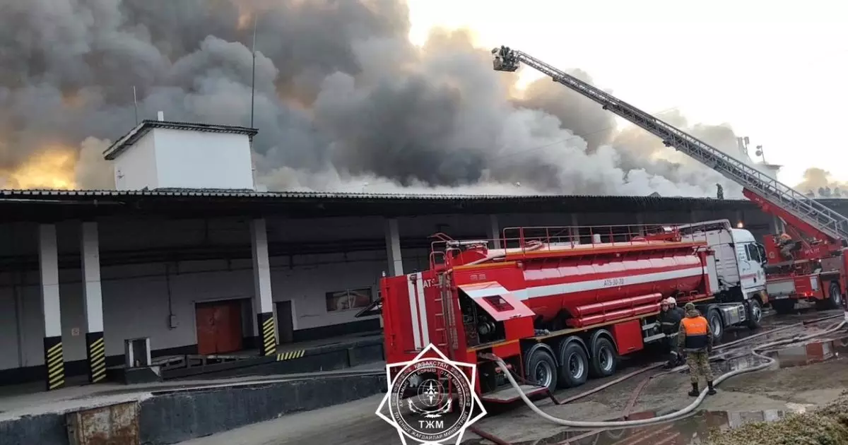  Алматыда екі қабатты қойма өртенді 