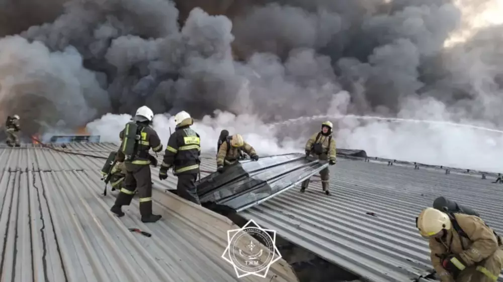Алматыда ірі өрт сөндіріліп жатыр: 21 техника мен автопоез жұмылдырылды