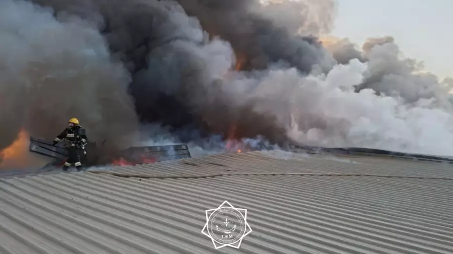 Алматыдағы қоймадан өрт шықты: 21 техника мен автопоез жұмылдырылды