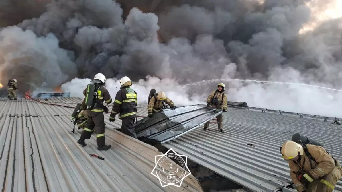 Алматыда ТЖМ құтқарушылары қоймадан шыққан ірі өртті сөндіруге жұмылдырылды